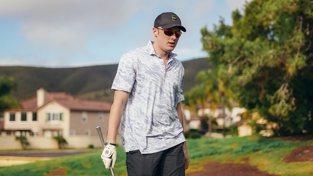 A golfer wears the Maui Jim Ho'okipa XL with Hawaii Lava polarized lenses.